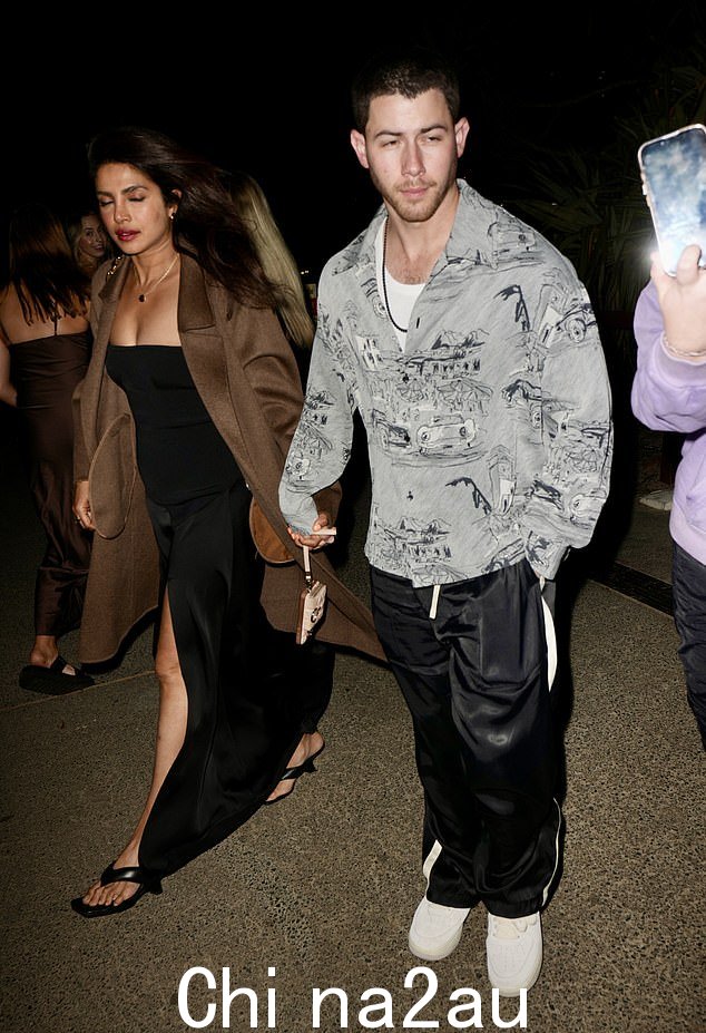尼克·乔纳斯 (Nick Jonas) 和妻子佩丽冉卡·乔普拉 (Priyanka Chopra) 被发现在周六,黄金海岸的 Burleigh Pavilion