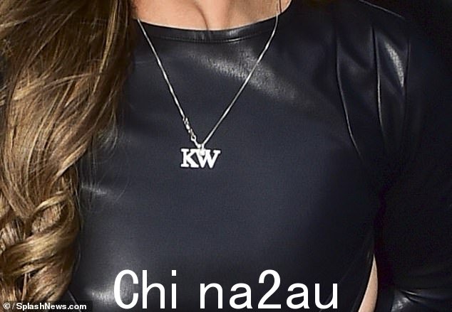 她佩戴银首饰,包括一条“KW”项链,这都是她的孩子和他们的父亲、前情人凯尔名字的首字母缩写