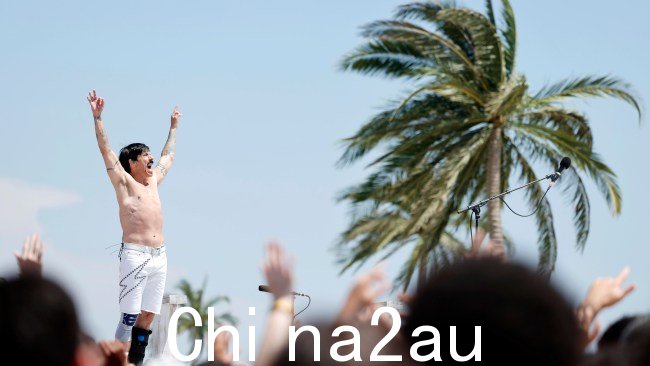 Red Hot Chili Peppers 的 Anthony Kiedis 在洛杉矶 28 届奥运会交接庆典上向加州观众演唱。图片:Emma McIntyre/Getty Images for LA28