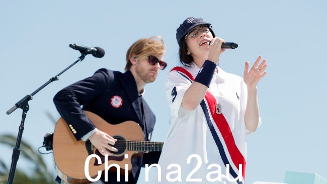 Finneas 和 Billie Eilish 在洛杉矶第 28 届奥运会交接庆典上表演了她的新单曲。图片来源:Emma McIntyre/Getty Images for LA28