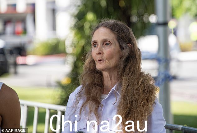 游客维罗妮卡·奈特 (Veronica Knight) 分享了坠机事件的令人震惊的细节 - 比较了像战机一样飞越城市上空的直升机的活动