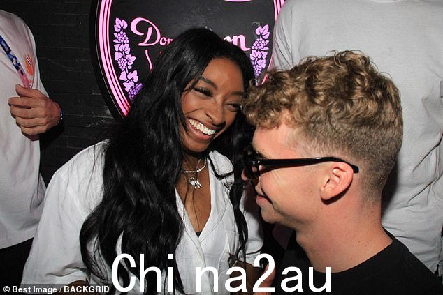 周日晚上闭幕式后,西蒙·拜尔斯 (Simone Biles) 与法国游泳传奇人物莱昂·马尔尚 (Leon Marchand) 在巴黎 l'Arc 俱乐部庆祝她的奥运胜利