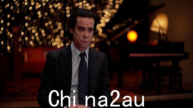 这位音乐家在澳大利亚故事特别采访的宣传片中,在分享埋葬两个儿子后如何不再将艺术看得高于一切时,他哽咽了