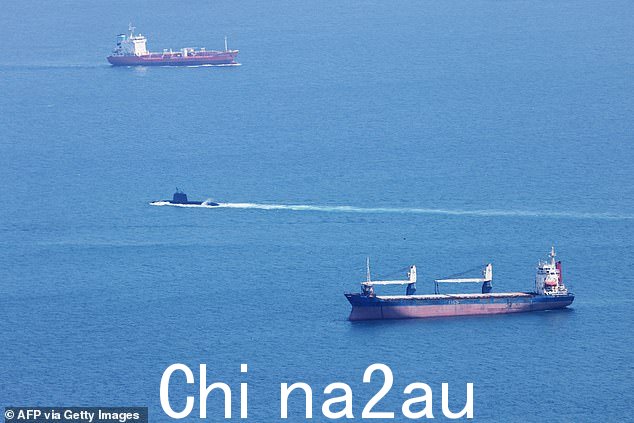 8 月 12 日,一艘以色列海军潜艇(中)在以色列北部城市海法海岸附近的地中海中的两艘船之间通过