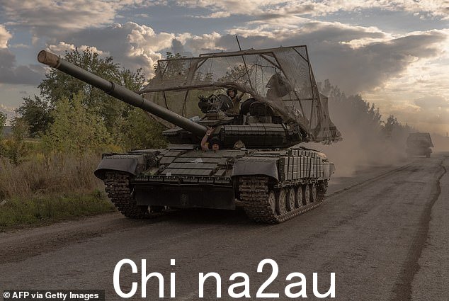 2024 年 8 月 11 日,乌克兰军人在靠近俄罗斯边境的苏梅地区驾驶苏制 T-64 坦克