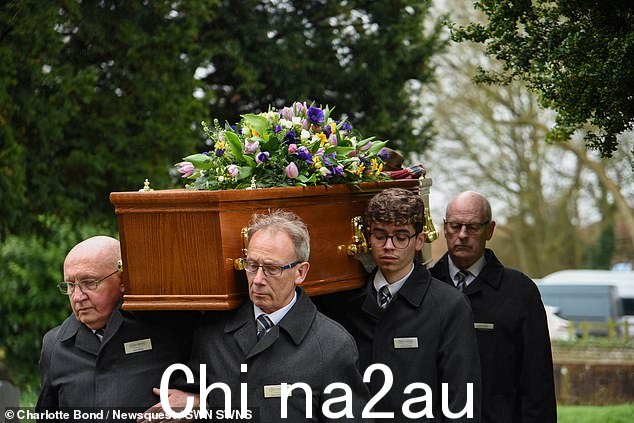 薰衣草于 3 月 1 日在萨福克郡伍尔皮特圣玛丽教堂举行的葬礼上被名人和村民们所纪念