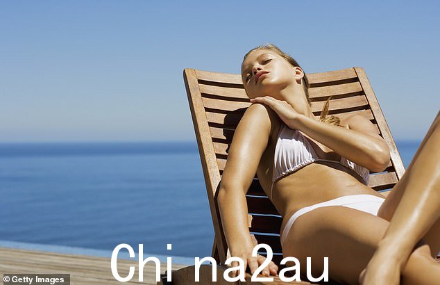 炎热的天气会让普通的英国女性出现痱子,因为她意识到自己通常的美容方法无法承受阳光直射和高温