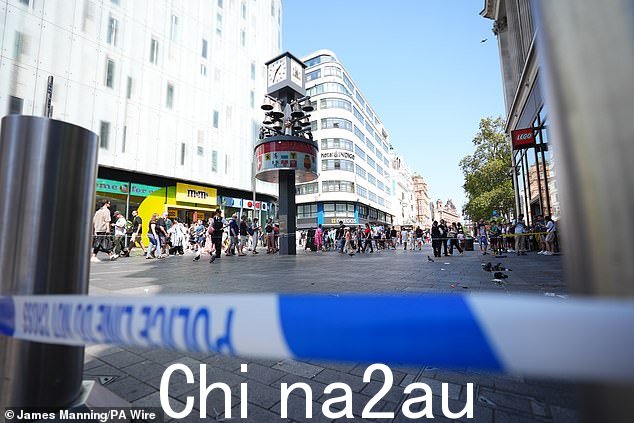 警戒线位于乐高商店旁边和 M&M 商店前面,家庭和游客仍在排队等候