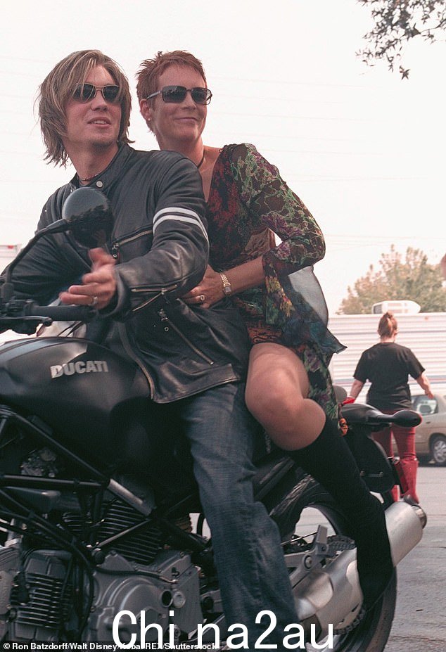 Murray 的 Jake 扮演了一个很酷的骑摩托车的家伙,他甚至在 2003 年重启的《怪异星期五》中也加入了 Tess