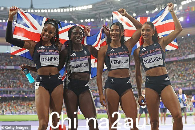 英国队的 Amber Anning、Victoria Ohuruogu、Nicole Yeargin 和 Laviai Nielsen 庆祝周六在女子 4 x 400m 决赛中获得铜牌