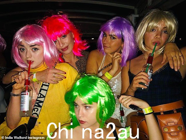 Nadia(左二)在 2019 年 6 月与 30 岁的 Joe Jonas 举行婚礼之前,与 Maisie Williams(左)和其他许多女性朋友一起参加了 Sophie 的母鸡聚会