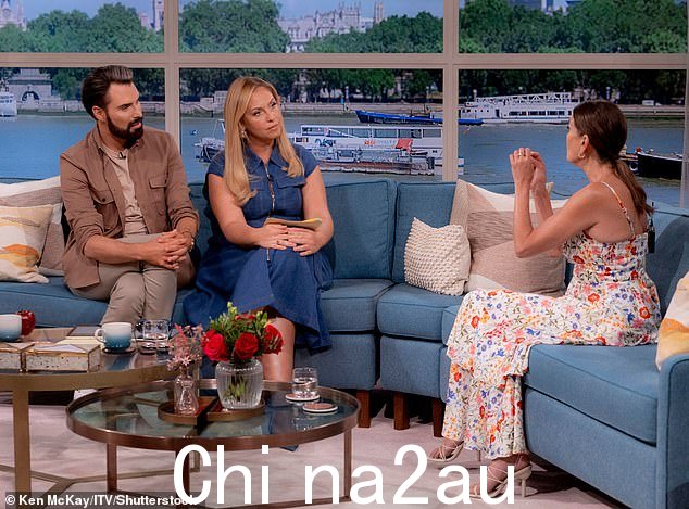 Terri 在与嘉宾主持人 Rylan 和 Josie 聊天时看起来很活跃