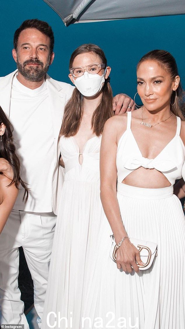 Violet 史诗般的时尚举动是在 JLo 与 Emme 一起在洛杉矶郊游时亮出结婚戒指的几天后,当时有传言称即将分手(摄于 2023 年)
