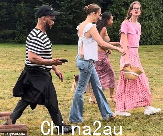 Jlo 和 Violet 出现在 7 月 4 日假期的东汉普顿古董和设计展上