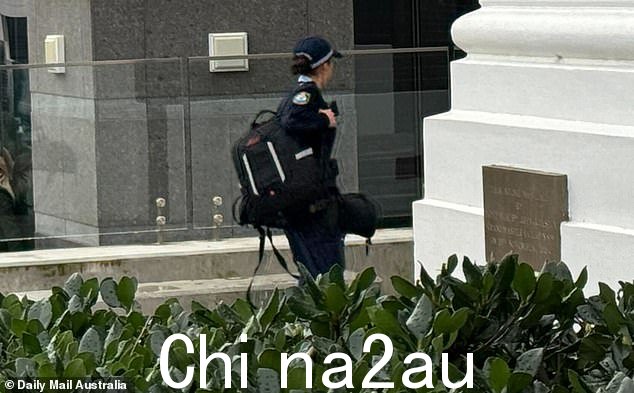 男女均持学生签证居住在澳大利亚(如图,警察在现场)