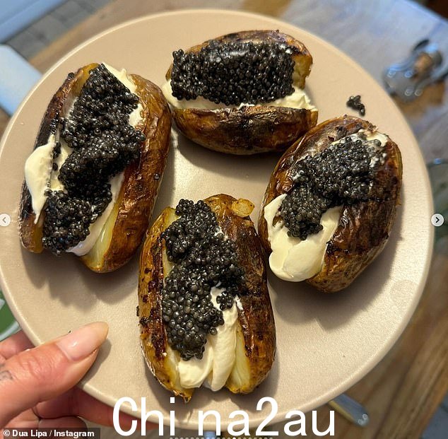 这位科索沃女歌手向她的 8900 万粉丝分享了一系列照片,其中一张照片显示盘子里有四个带皮土豆,上面有奶油奶酪和鱼子酱