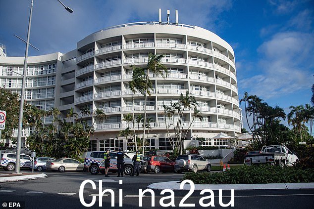 目击者报告称看到直升机高速低空飞行,然后坠入酒店屋顶(如图)