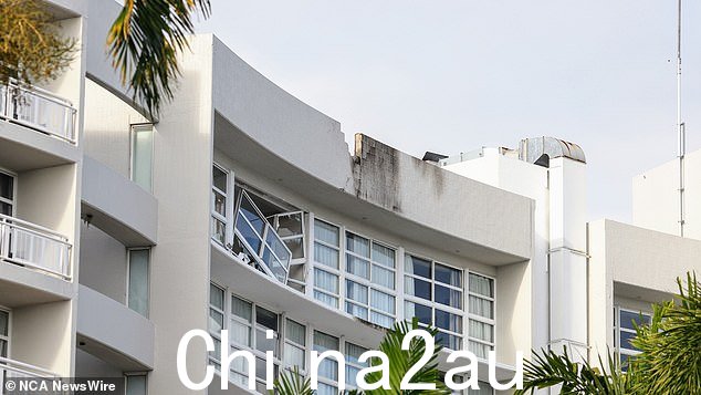 飞行员身亡,而住在撞击点下方一间房间(如图)的一对老年夫妇因吸入烟雾被送往医院