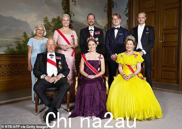 挪威公主英格丽德·亚历山德拉(前中)与(前左、右)挪威国王哈拉尔五世、挪威王后索尼娅以及(后左至右)挪威王储妃玛丽特·杰塞姆、挪威王储梅特·玛丽特合影留念挪威哈康王子斯韦雷·马格努斯 (Sverre Magnus) 和马吕斯·博格·霍伊比 (Marius Borg Hoiby) 于 2022 年在奥斯陆为她 18 岁生日举办的晚宴