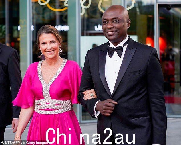 It should be one of the happiest times of her live as she prepares to tie the knot with her self-professed shaman fiancé杜雷克·维雷特 (Durek Verrett) - 但挪威公主玛莎·路易丝 (Märtha Louise) 的大喜之日自始至终都充满戏剧性。图为 2022 年 6 月的这对夫妇