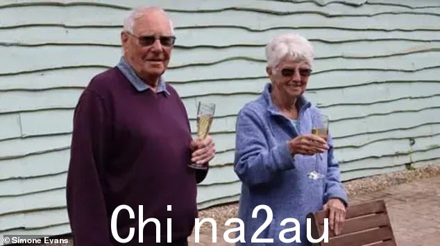 Christine Booker,79 岁,与她的丈夫 Peter,84 岁。去年 2 月,Christine 在一家私立医院接受常规髋关节手术后去世