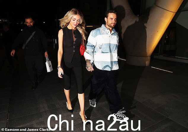 One Direction 明星穿着蓝白衬衫,走出去性感鱼餐厅时,看起来一如既往的帅气