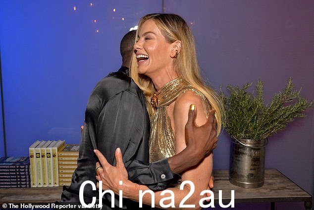 《最好的我》明星在拥抱穿着黑色缎子衬衫的演员罗纳德·皮特时无法抑制微笑