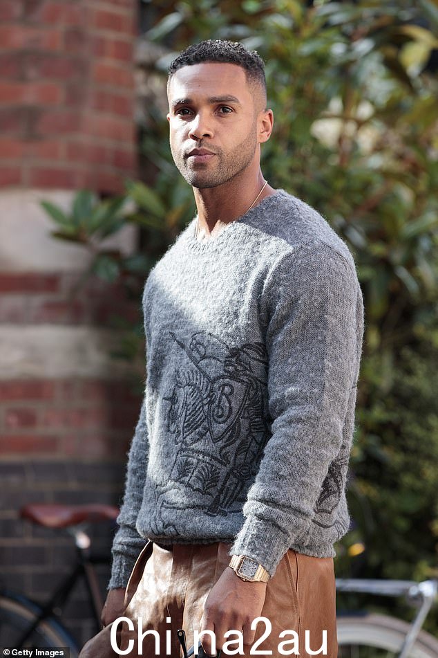 艾米丽在巴黎 万人迷 Lucien Laviscount 透露,他原本只打算出演 Netflix 热门剧集的两集