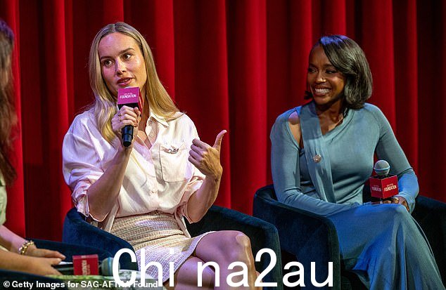 这位金发美女是该剧的制片人和主演,她的搭档 39 岁的 Aja Naomi King 也参加了演讲活动