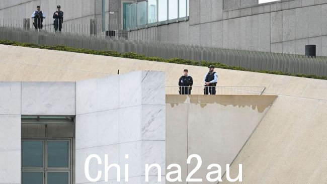 警察可能站在建筑物的关键入口处。图片:NewsWire / Martin Ollman