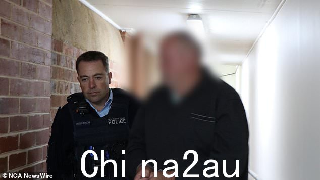 Robert Samuel Geeves(右)于 2002 年 5 月被捕。图片:提供/新南威尔士州警方。