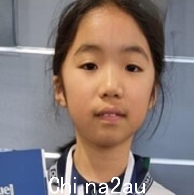 Sophie Wang 是伊曼纽尔学院五年级的学生。她 11 岁的同学 Oliver Hayes 与他的母亲和其他学校朋友在她家外面献花