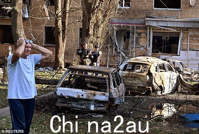 一名男子对一栋住宅楼庭院遭到的破坏做出反应,地方当局声称该住宅楼是在库尔斯克攻势中被一枚被摧毁的乌克兰导弹碎片击中的
