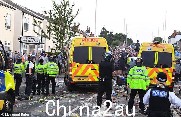 警察在圣卢克斯路处理麻烦, 7 月 30 日,绍斯波特,数百人聚集在街上