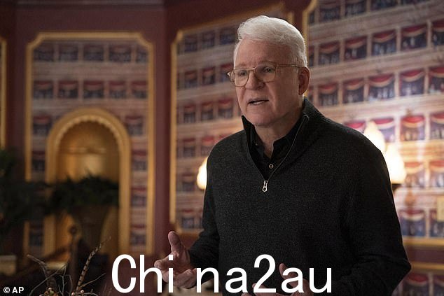 还有一起谋杀案需要侦破。萨兹·帕塔基(简·林奇饰)是查尔斯的替身演员。但针对 Charles 的一次袭击杀死了 Sazz