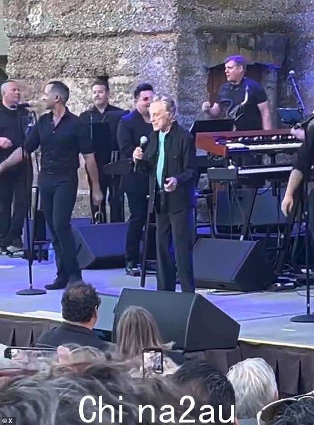 Frankie Valli 在最近的一场表演中引起了歌迷的关注,他在表演中似乎很难与他 1978 年的热门单曲 Grease 进行口型同步;见于 2023 年 10 月