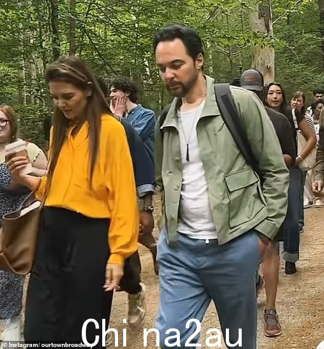 福尔摩斯与搭档吉姆·帕森斯 (Jim Parsons)(扮演舞台监督)结下不解之缘,他们前往新罕布什尔州朝圣,参观启发虚构格罗弗角的地标建筑