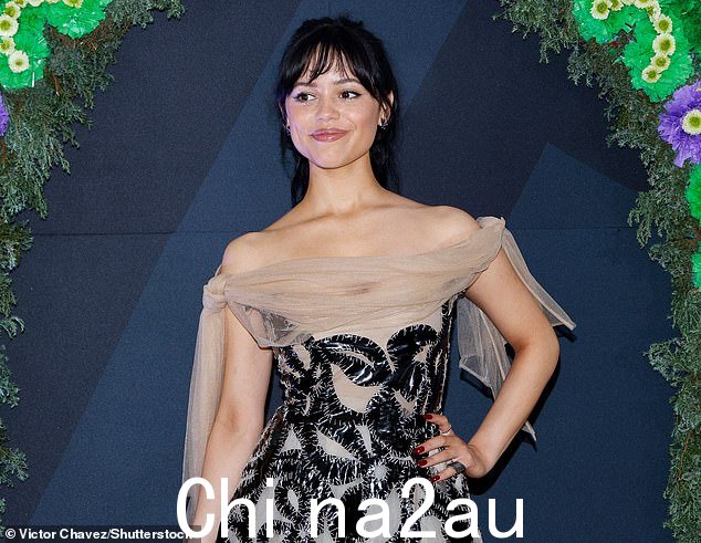 为了装饰,Jenna 用几个戒指和一对简单的黑色耳环保持简单