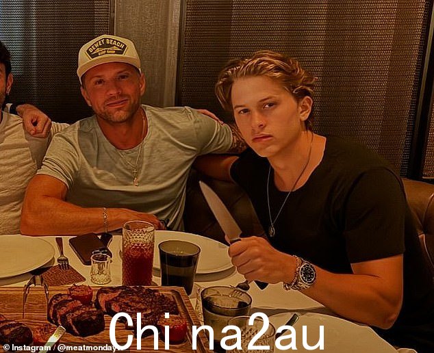 周一晚上,这位纽约大学学生与 Ryan 爸爸和朋友们在加利福尼亚州格伦代尔的一家牛排馆享用了一顿高档晚餐