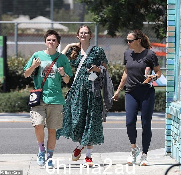 Jennifer 的女儿 Violet Affleck 也与家人一起外出郊游