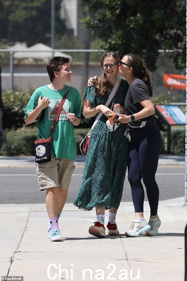 Garner 亲吻了女儿的脸颊