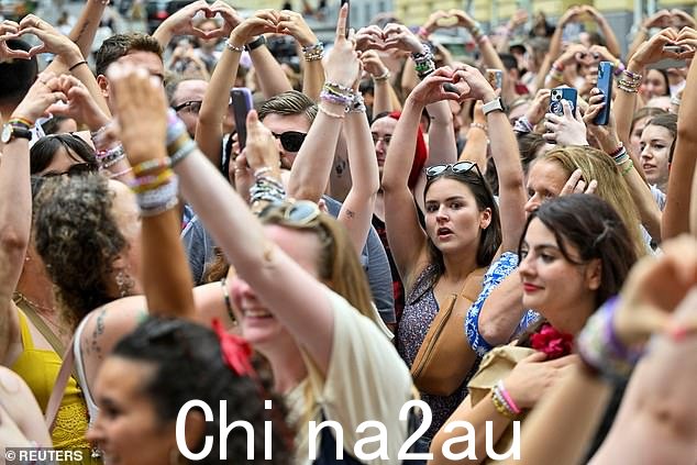 母女二人决定“充分利用这一切”前往维也纳,在市中心与其他“伤心欲绝”的粉丝聚会后,她们体验了“最甜蜜的氛围”” class=