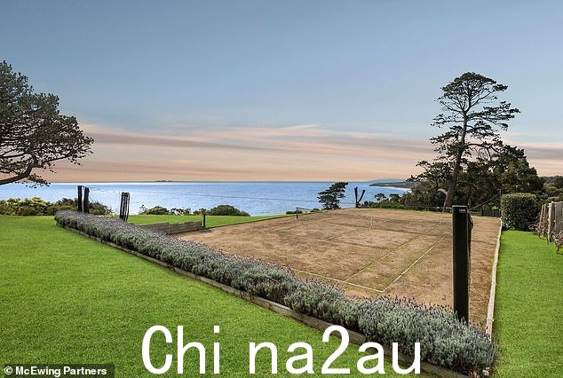 墨尔本东南部莫宁顿菲利普港湾的一块土地,其唯一的设施是网球场(如图),预计下个月的拍卖价格将高达 820 万澳元