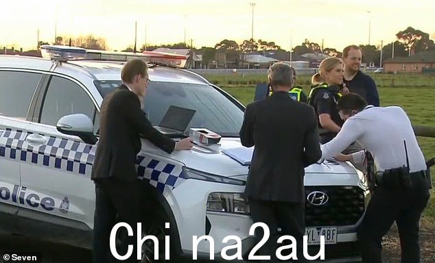 周四晚上警察仍留在现场