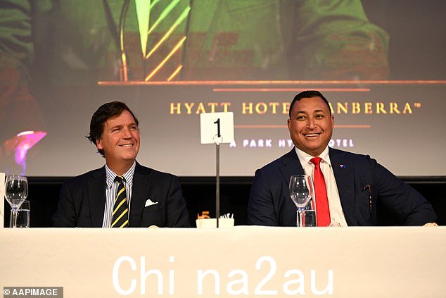 巴贝特参议员与有争议的美国评论员塔克·卡尔森合影
