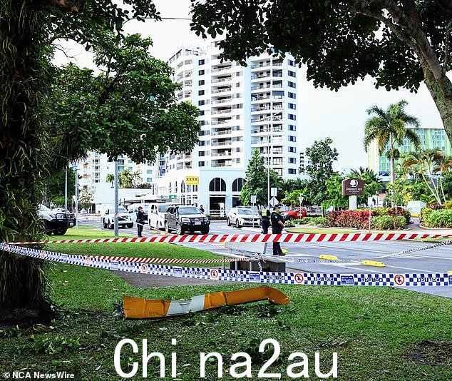 在距离坠毁地点 80 米处发现了直升机残骸,其中两个旋翼桨叶脱落(如图,在酒店对面的凯恩斯滨海大道上发现的直升机桨叶)