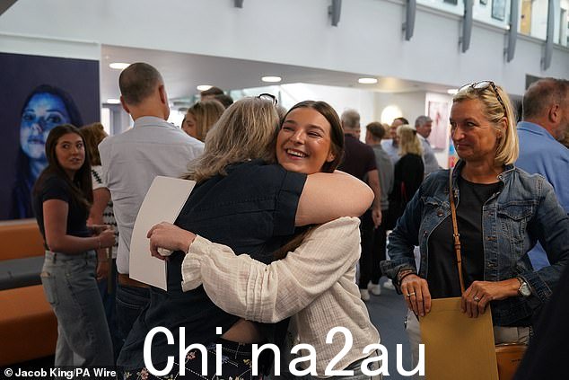 Katie Smallwood 今天早上在索利哈尔学校获得 A-level 成绩后庆祝