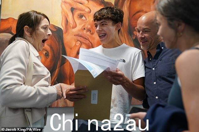 诺亚·哈里森今天早上在西米德兰兹的索利哈尔学校收到了他的 A-level 成绩