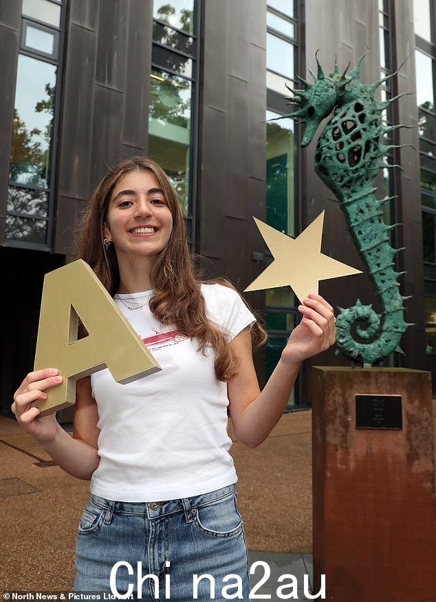 纽卡斯尔女子高中的 Leena Hamza 今天获得了三个 A*,并将在伦敦帝国理工学院学习医学