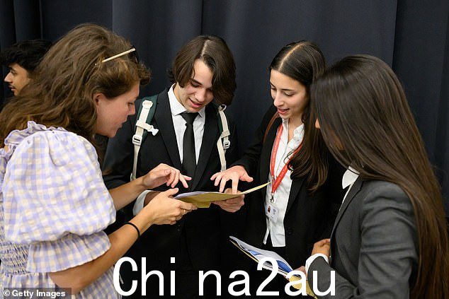 学生 Umar Fernandez(左二)今天在伦敦金融城学院 Highgate Hill